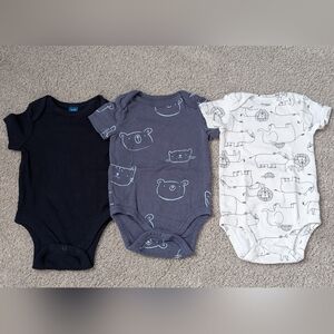 Old Navy- Cloud Island- Carter's - Pack of 3 short sleeve onesies - 3-6 months